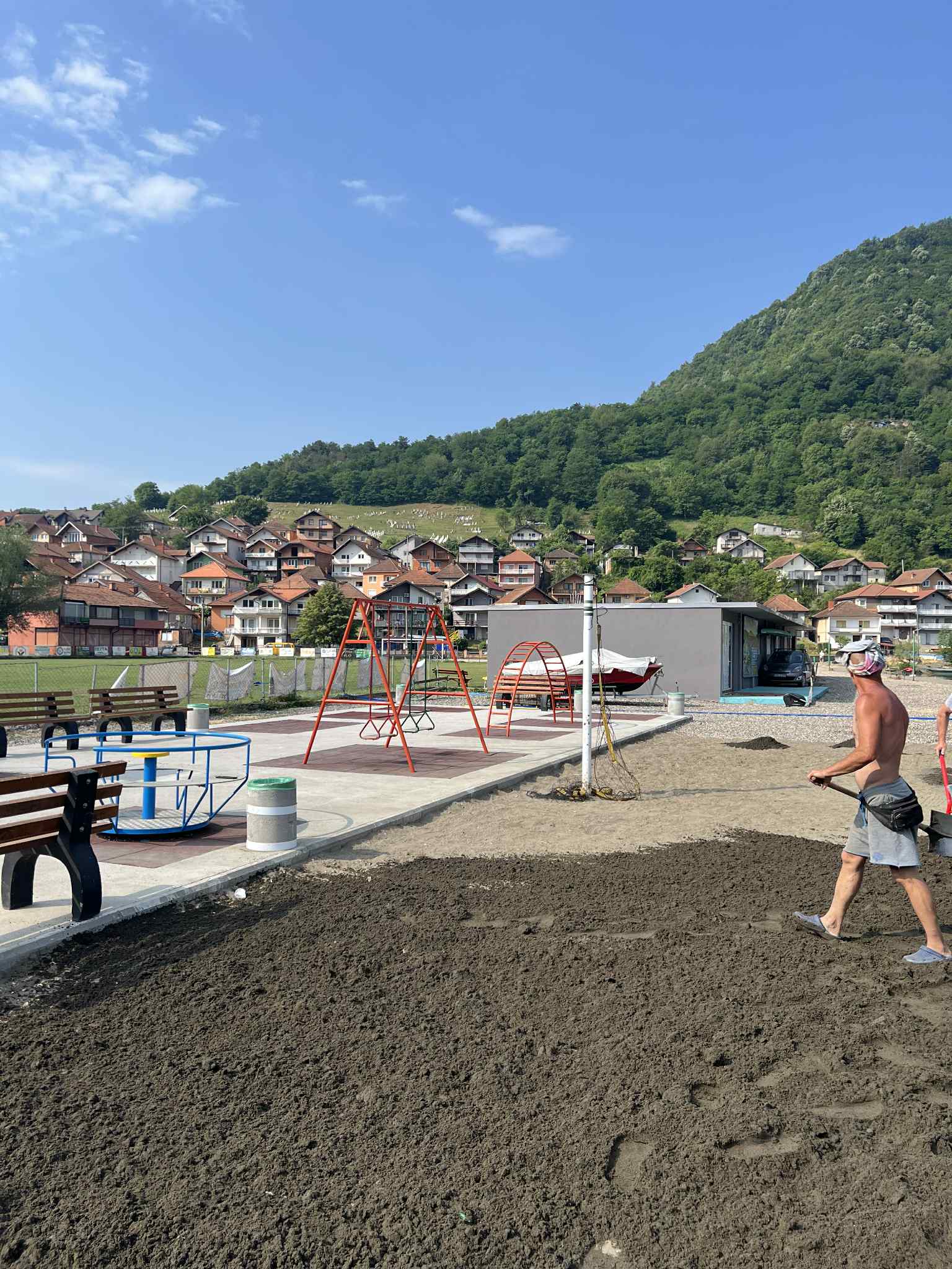 Ljeto na Diviču može da počne: Uređuje se plaža, stigao pijesak za odbojkaško igralište, počinju treninzi veslača (FOTO)