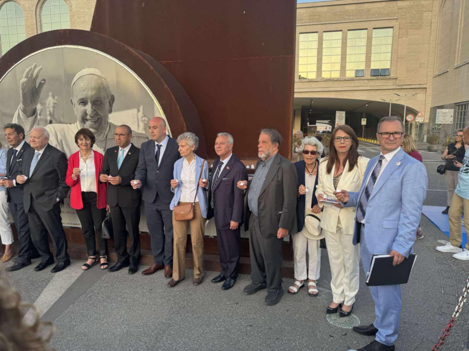 Srebrenici dodijeljena Mediteranska nagrada za mir i posvećen Totem mira u Napulju (FOTO)