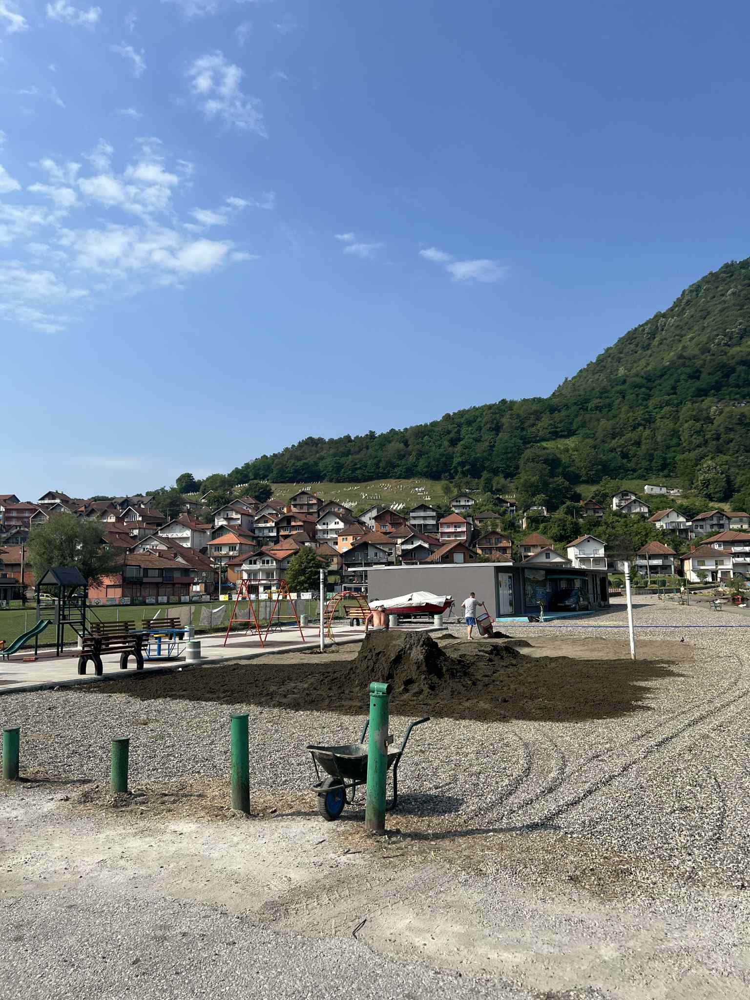 Ljeto na Diviču može da počne: Uređuje se plaža, stigao pijesak za odbojkaško igralište, počinju treninzi veslača (FOTO)FOTO)