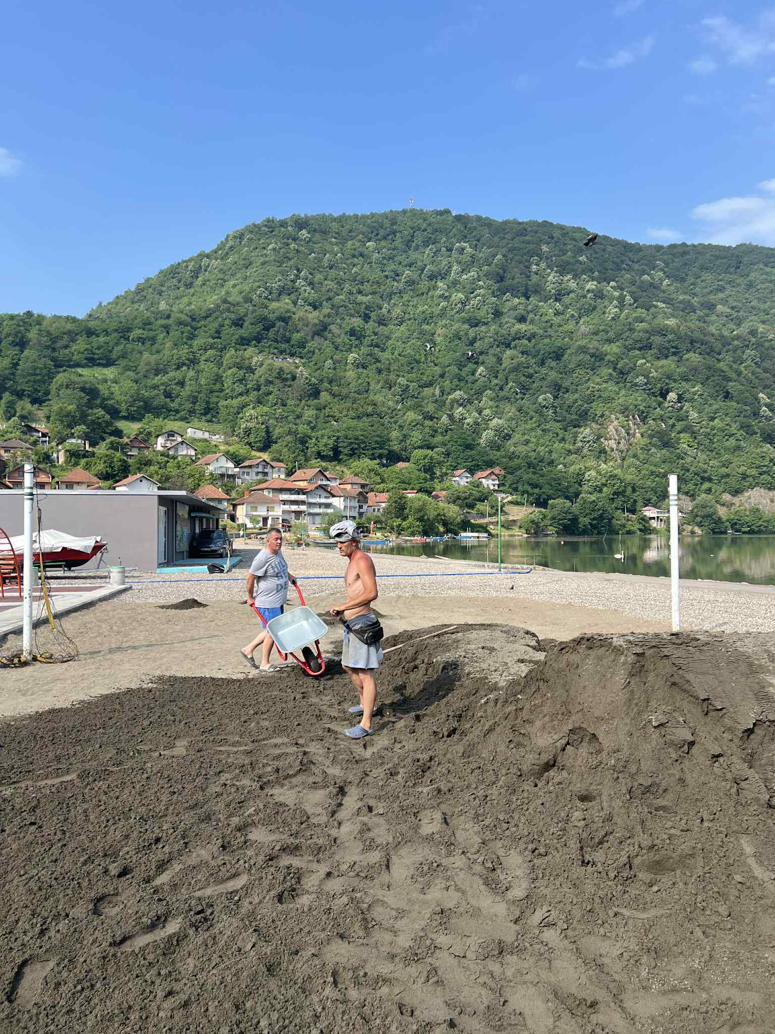Ljeto na Diviču može da počne: Uređuje se plaža, stigao pijesak za odbojkaško igralište, počinju treninzi veslača (FOTO)