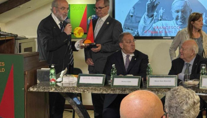 Srebrenici dodijeljena Mediteranska nagrada za mir i posvećen Totem mira u Napulju (FOTO)
