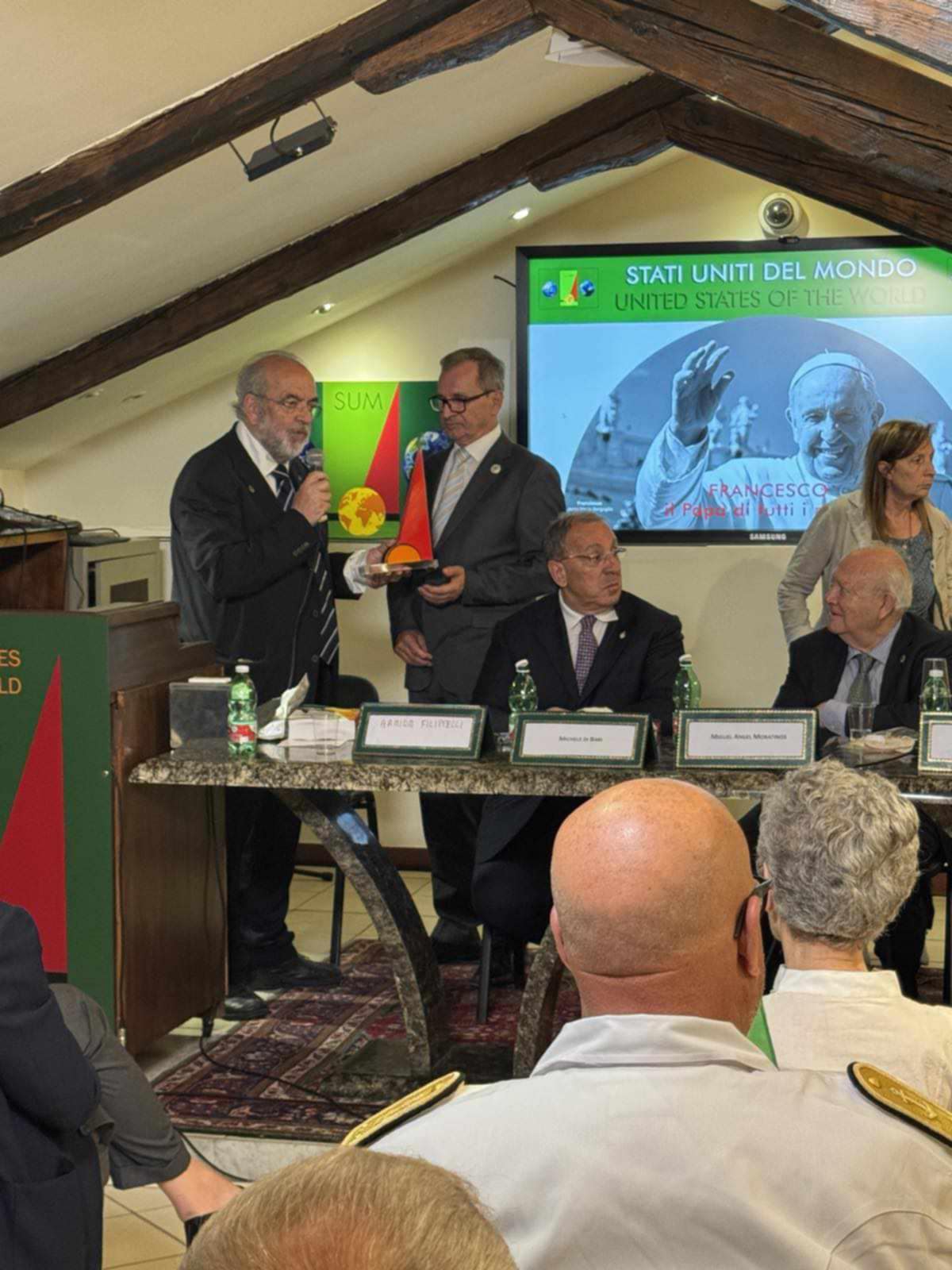 Srebrenici dodijeljena Mediteranska nagrada za mir i posvećen Totem mira u Napulju (FOTO)