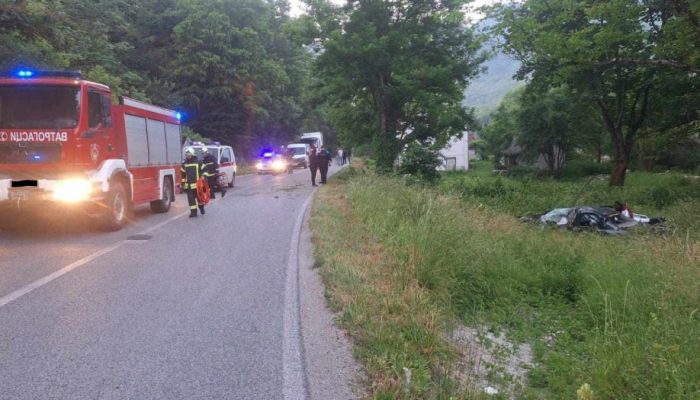 Jedno lice smrtno stradalo nakon slijetanja automobila na magistralnom putu Milići-Vlasenica (FOTO)