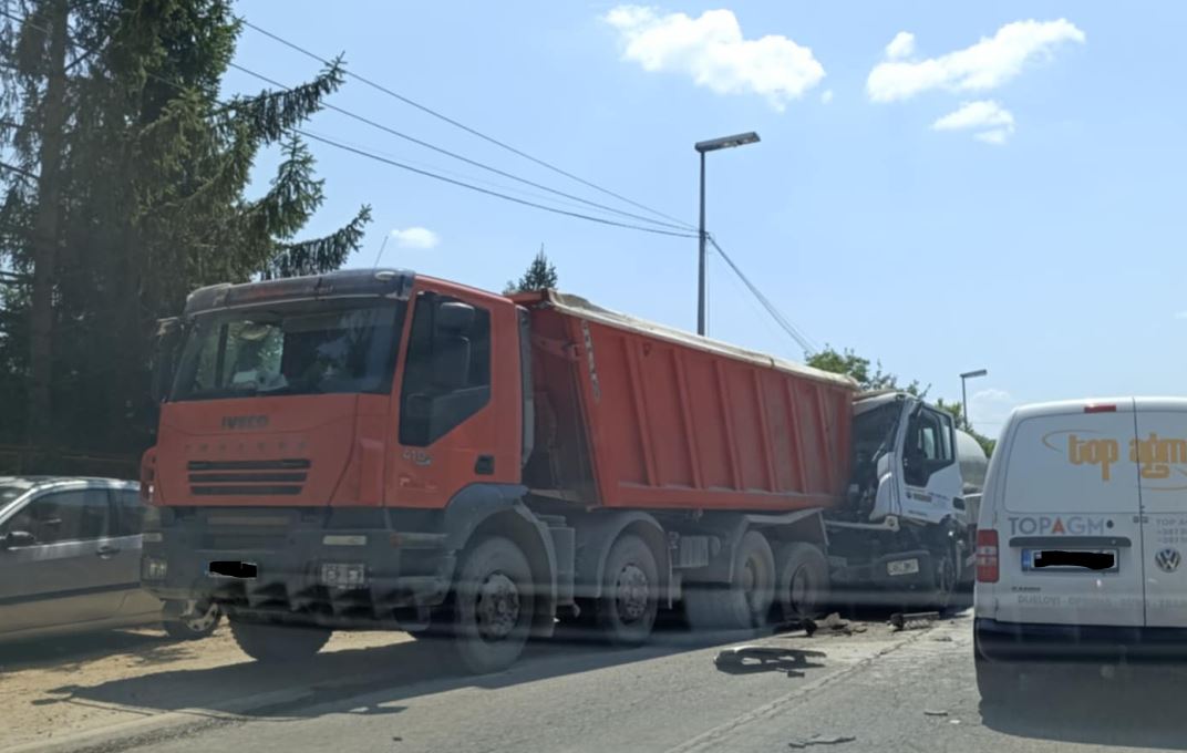 Teška saobraćajna nezgoda u Meterizama, najmanje jedno lice tešo povrijeđeno, saobraćaj otežan... (FOTO)