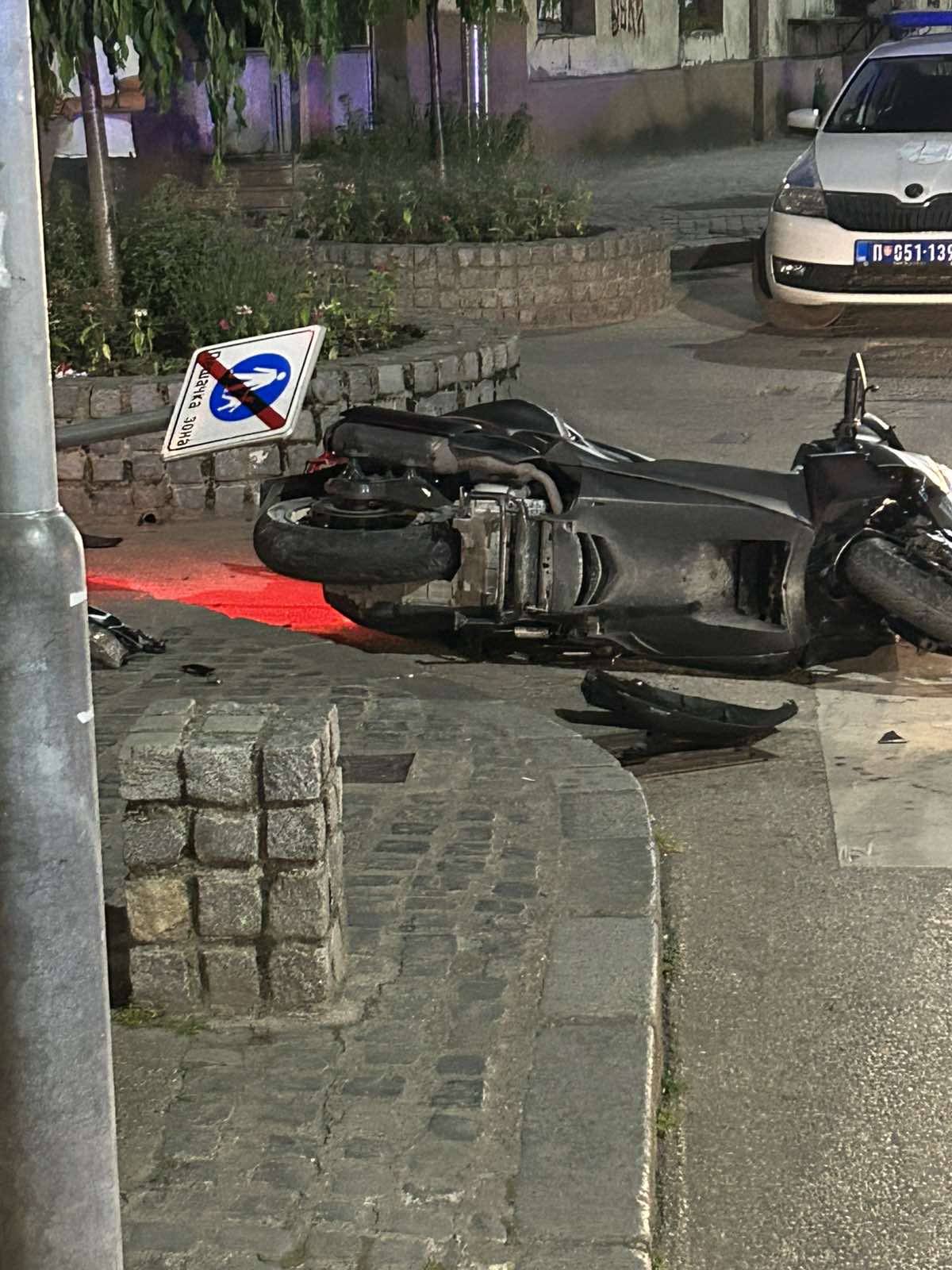 Djevojka vozeći skuter izazvala saobraćajnu nezgodu na šetalištu u Loznici? (FOTO)