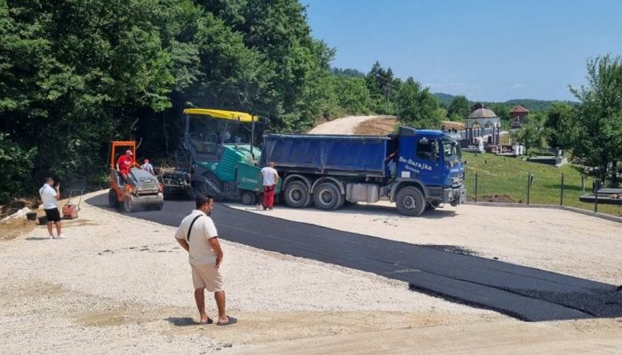 Kad se braća Romi slože: Urađen asfaltni put u Starom Selu