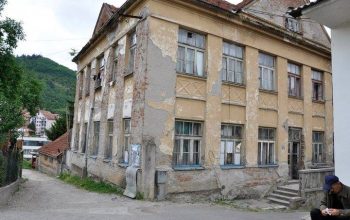 Policija uhapsila lice koje je oštetilo parkiran autoombil u jednoj od gradskih zvorničkih ulica