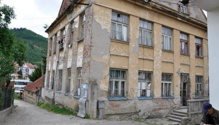 Policija uhapsila lice koje je oštetilo parkiran automobil u jednoj od gradskih zvorničkih ulica