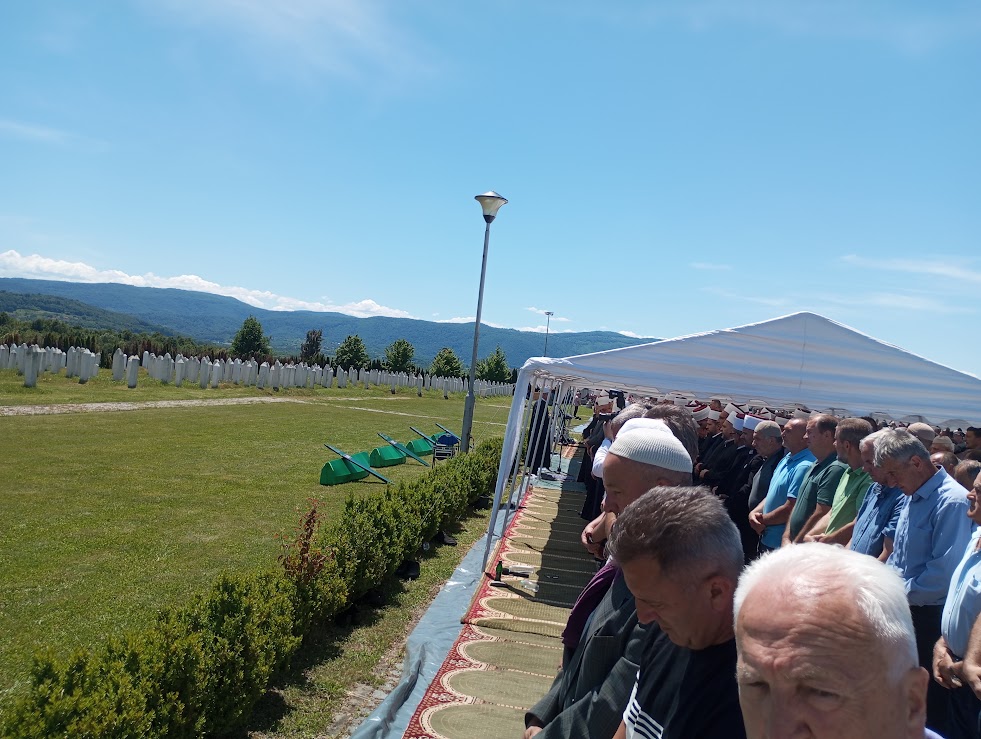Klanjana još jedna kolektivna dženaza ubijenim Bošnjacima Zvornika i okoline, tri tijela ukopana bez identifikacije (FOTO)