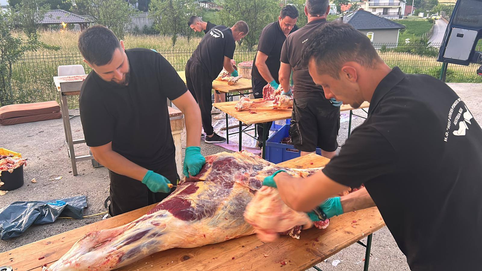 Tri tone kurbanskog mesa za narodnu kuhinju humanitarne organizacije Help Others - Pomozi drugima smještene u Vitinici (FOTO)