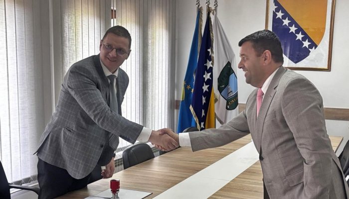Državni ministar boravio u Kalesiji, potpisan ugovor za izgradnju puta prema povratničkom naselju Jeginov Lug