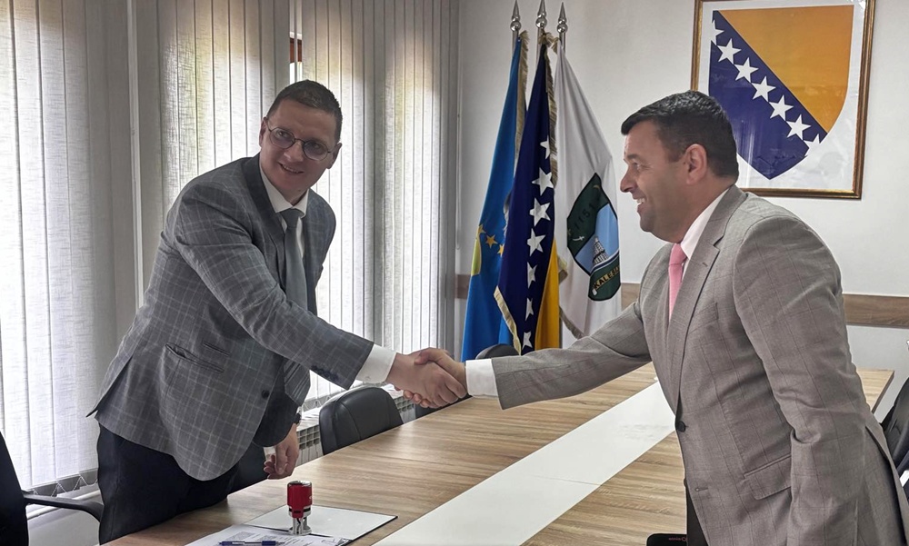 Državni ministar boravio u Kalesiji, potpisan ugovor za izgradnju puta prema povratničkom naselju Jeginov Lug