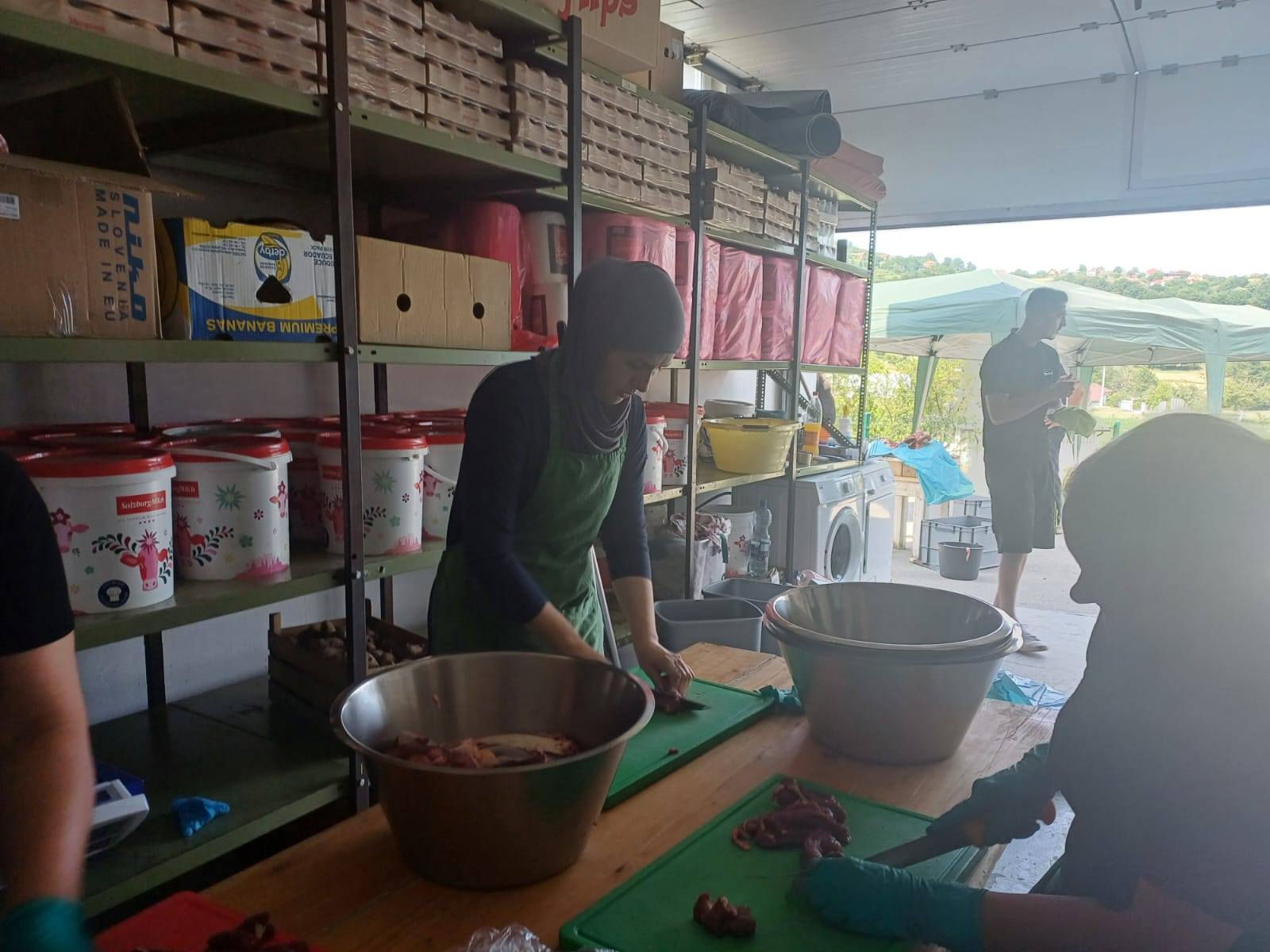 Tri tone kurbanskog mesa za narodnu kuhinju humanitarne organizacije Help Others - Pomozi drugima smještene u Vitinici (FOTO)