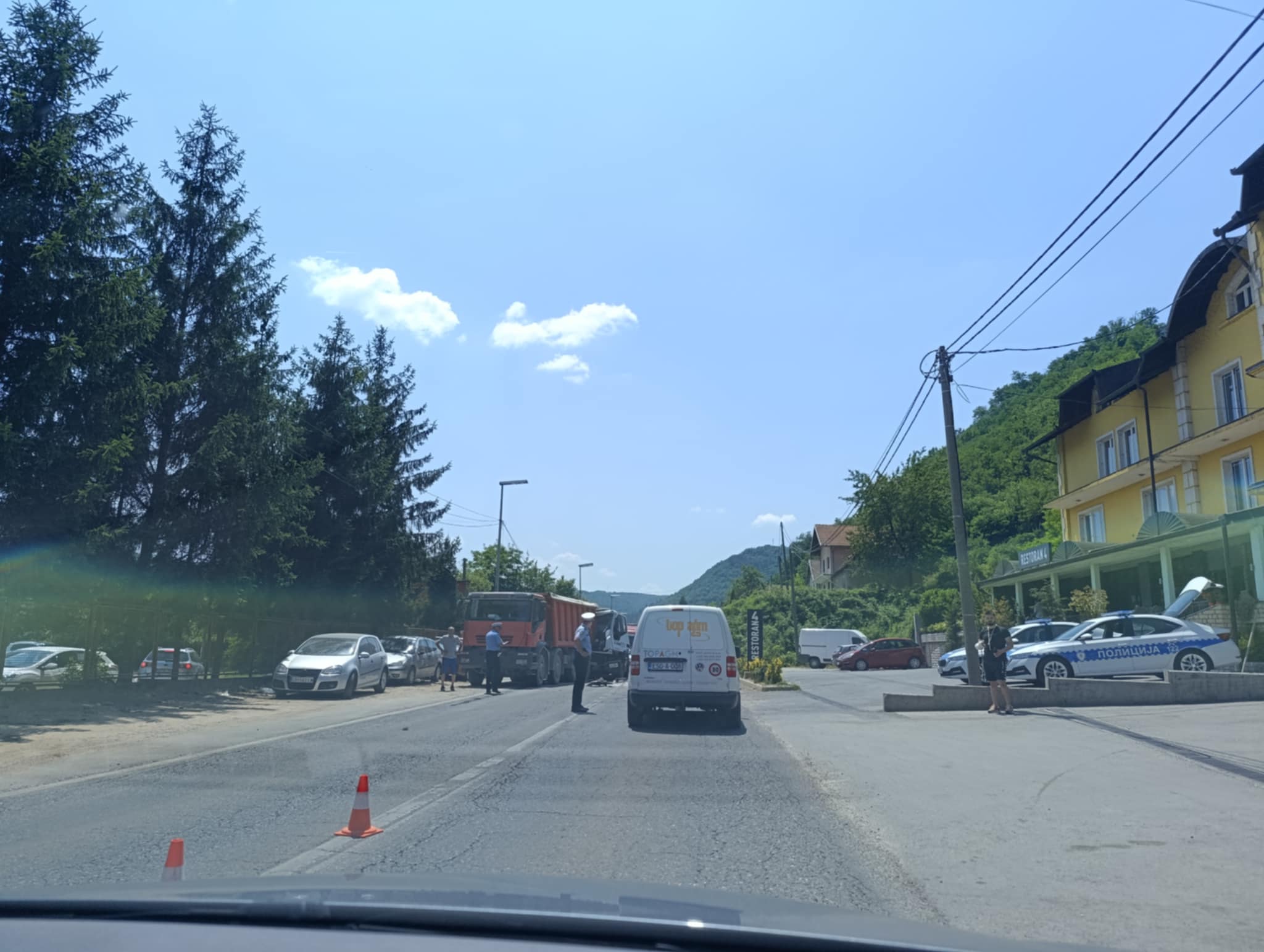 Teška saobraćajna nezgoda u Meterizama, najmanje jedno lice tešo povrijeđeno, saobraćaj otežan... (FOTO)