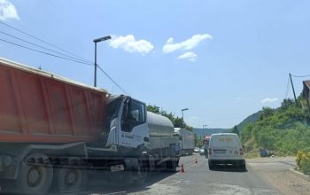 Teška saobraćajna nezgoda u Meterizama, najmanje jedno lice tešo povrijeđeno, saobraćaj otežan... (FOTO)
