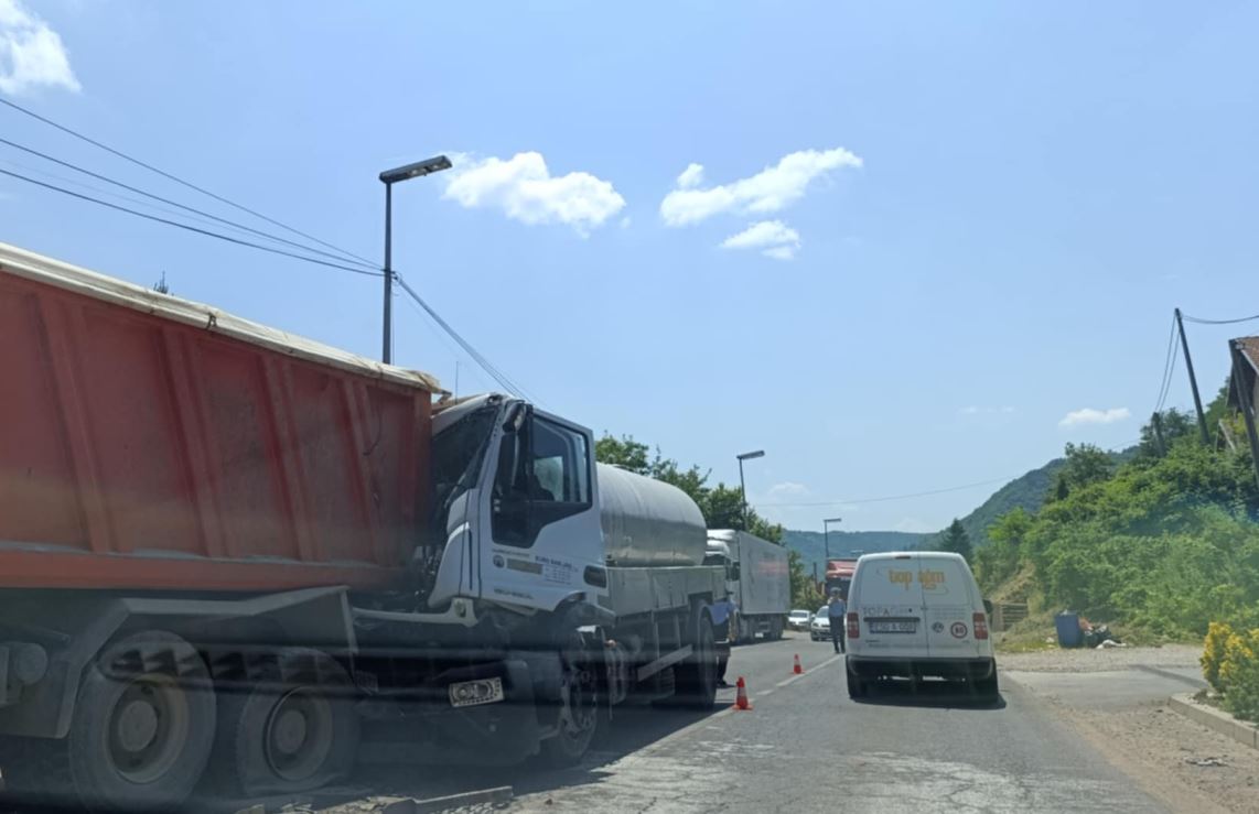 Teška saobraćajna nezgoda u Meterizama, najmanje jedno lice tešo povrijeđeno, saobraćaj otežan... (FOTO)