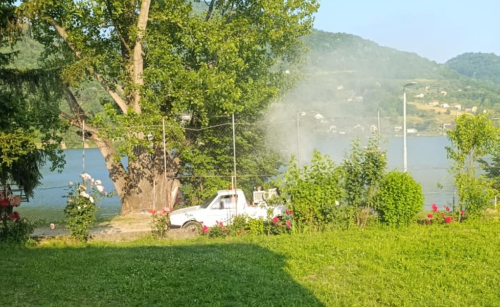 Izvršena dezinsekcija komaraca na području Zelinja, Drinjače, Diviča, centra Zvornika, Karakaja, Ulica, a u četvrtak se nastavlja u Čelopeku i Ekonomiji