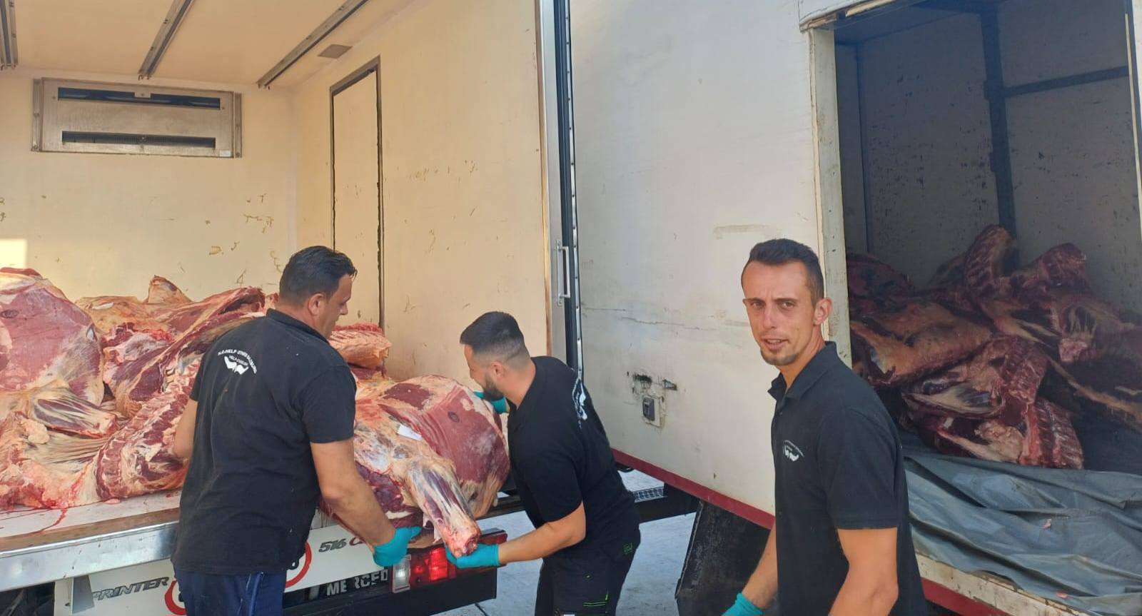 Tri tone kurbanskog mesa za narodnu kuhinju humanitarne organizacije Help Others - Pomozi drugima smještene u Vitinici (FOTO)