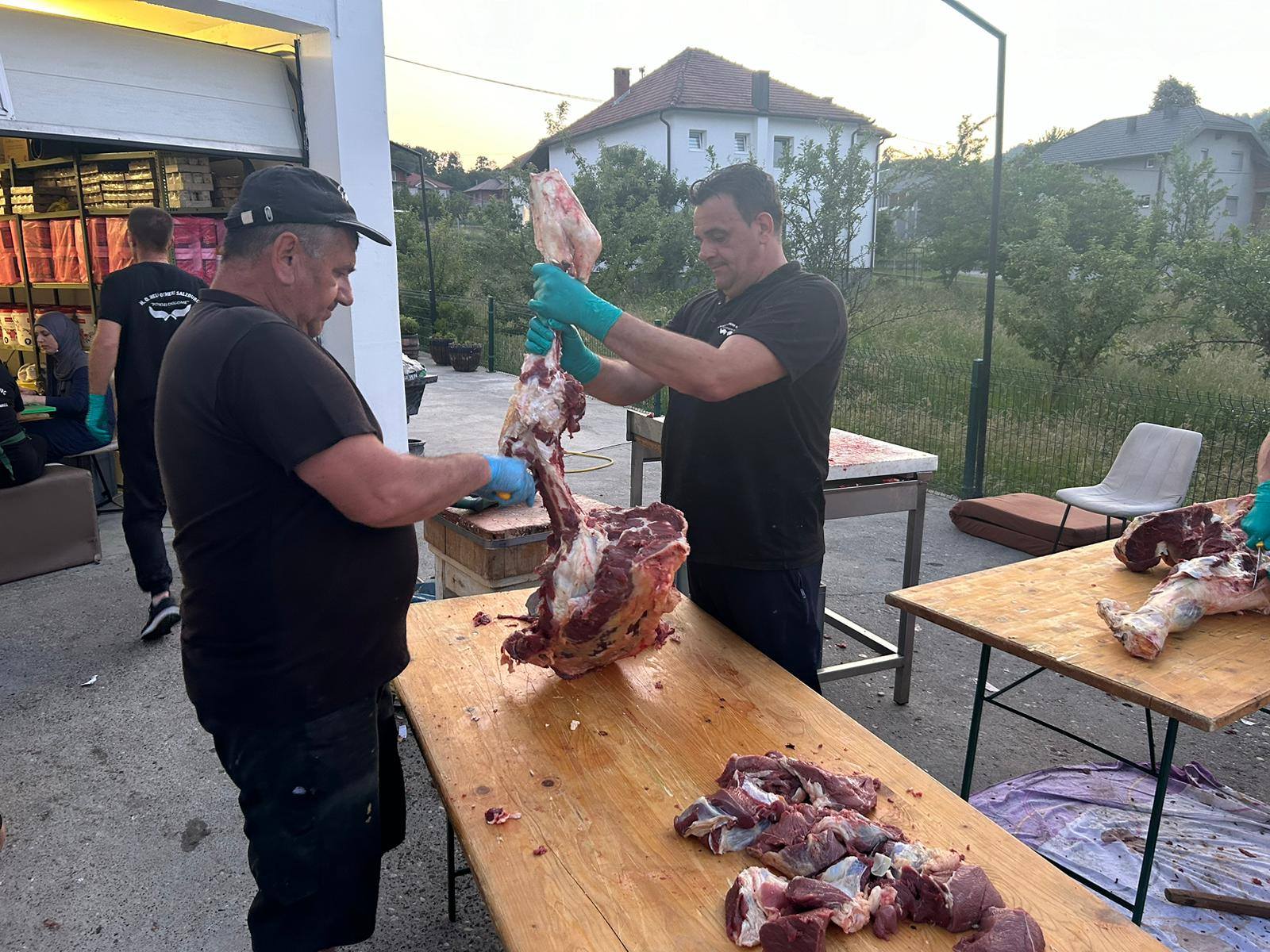 Tri tone kurbanskog mesa za narodnu kuhinju humanitarne organizacije Help Others - Pomozi drugima smještene u Vitinici (FOTO)