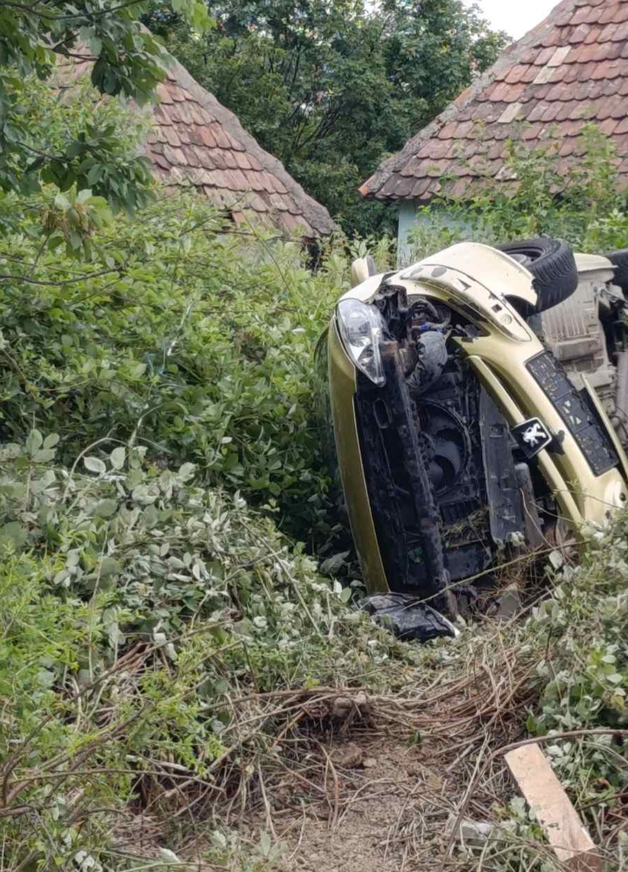 Jedno lice zadobilo teške povrede nakon slijetanja automobila s puta kod Bijeljine (FOTO)