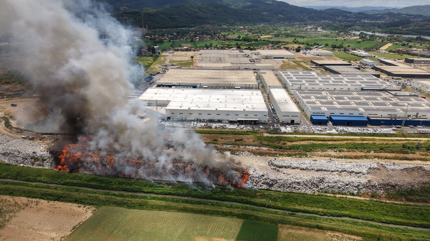Požar na gradskoj deponiji u Loznici (FOTO)
