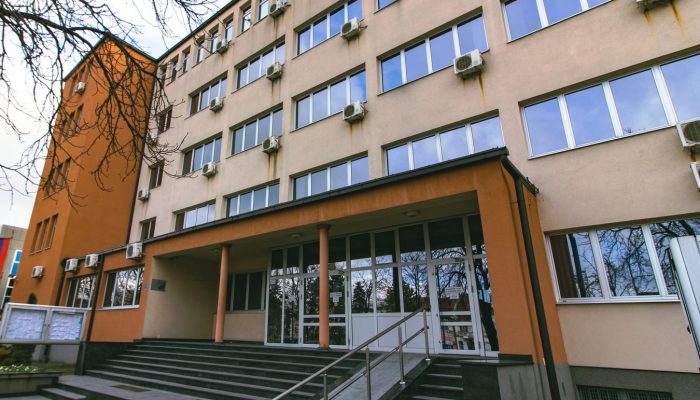 Sud u Bijeljini rasprodaje imovinu porodice Bobar: Među predmetima đakuzi i stol za bilijar