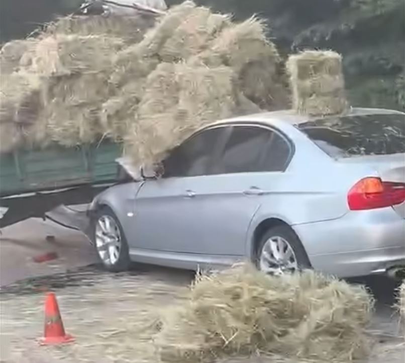 Na putu Zvornik-Bratunac sudar automobila i traktora, dvije osobe povrijeđene, jednom licu prekršajni nalog (VIDEO)