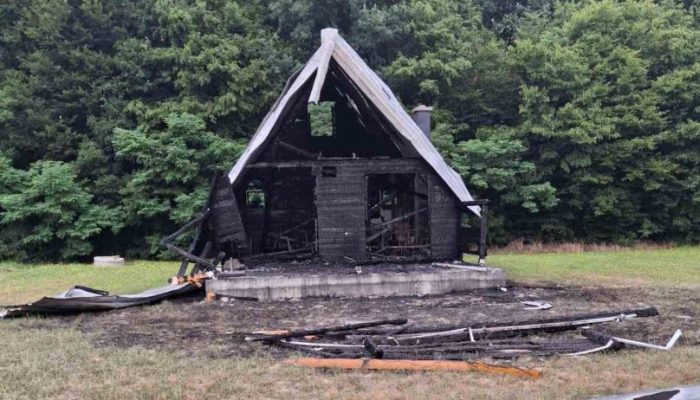 Zapaljena vikendica kćerke suspendovanog Glavnog tužioca Okružnog javnog tužilaštva u Bijeljini!? (FOTO)