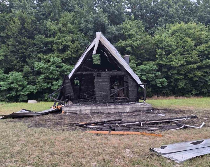 Zapaljena vikendica kćerke suspendovanog Glavnog tužioca Okružnog javnog tužilaštva u Bijeljini!? (FOTO)