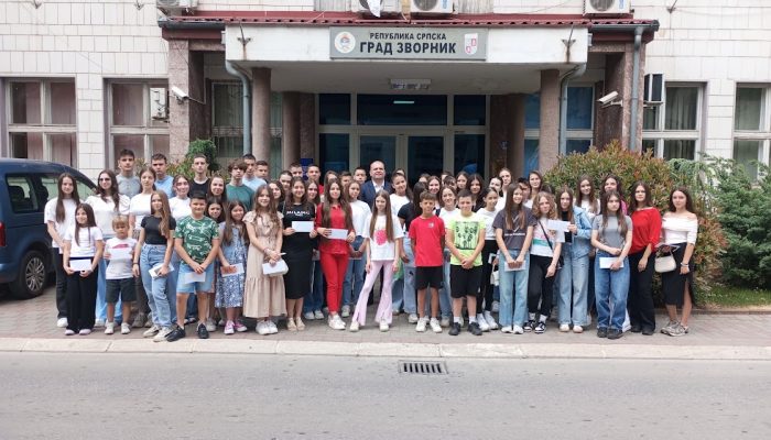 U Gradskoj upravi upriličeni prijemi za najbolje učenike Zvornika (FOTO)