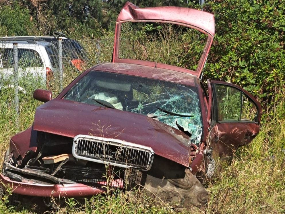 Jedno lice smrtno stradalo nakon slijetanja s puta kod Loznice (FOTO)