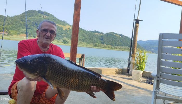 Ulovljen kapitalan primijerak šarana na Zvorničkom jezeru, sretne ruke iskusni Alija Jahijagić (FOTO)