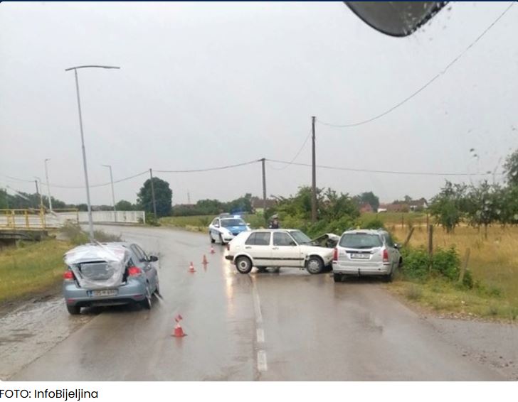 Dva lica završila u bijeljinskoj bolnici nakon jutrošnjeg sudara dva automobila (FOTO)