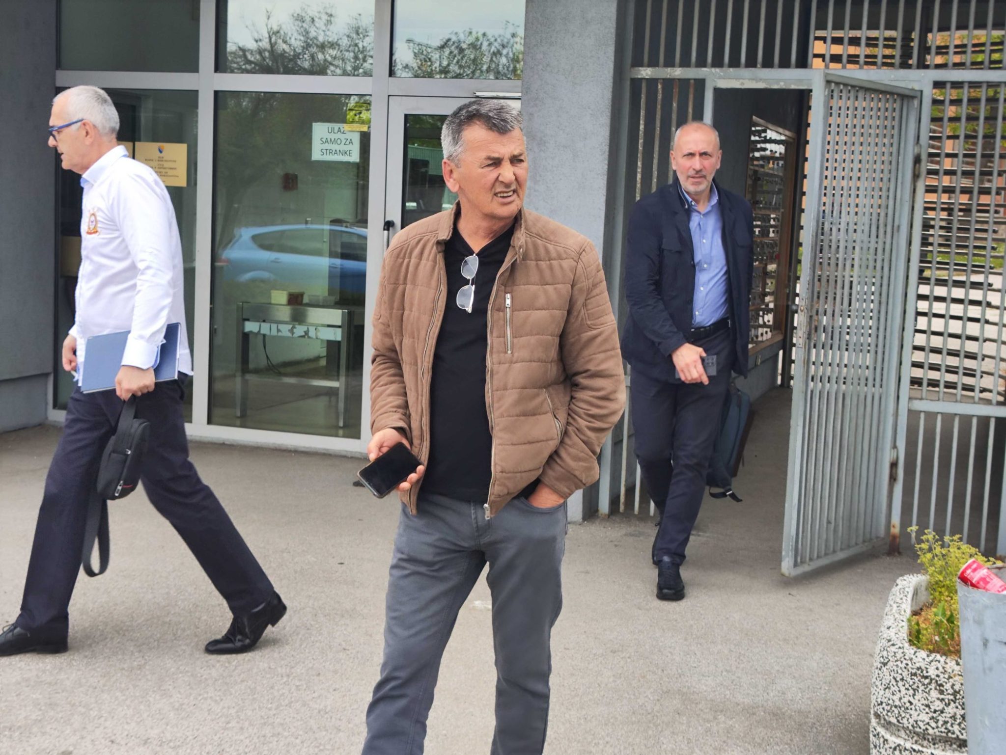 Načelnik bezbjednosti Teočanske brigade Esad Ibrahimović na suđenju dao izjavu da je Dževad Avdičević-Babak izdao naredbu o strijeljanju zarobljenika zajedno sa optuženim Hadžajlićem