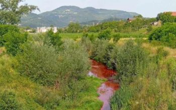 Ovog jutra crvena rijeka Sapna, ekološki inspektor na terenu (FOTO)
