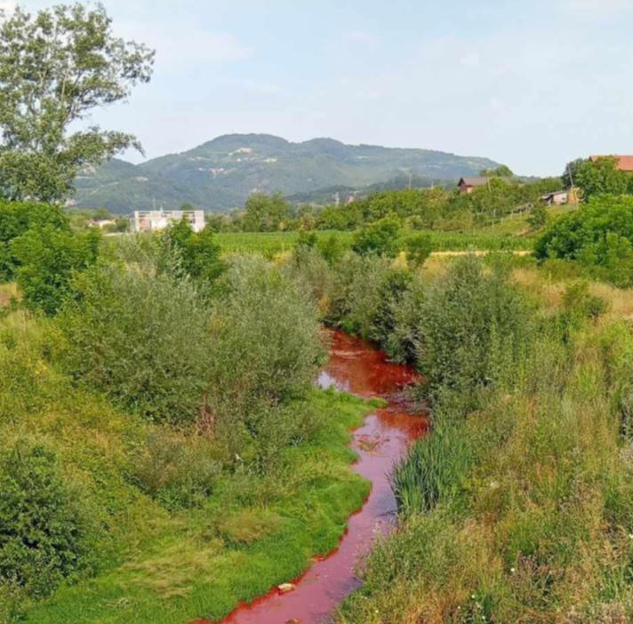 Ovog jutra crvena rijeka Sapna, ekološki inspektor na terenu (FOTO)