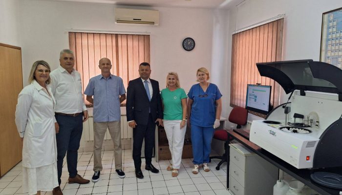Dom zdravlja Sapna dobio novi biohemijski analizator, aparat uručio ministar Hurtić