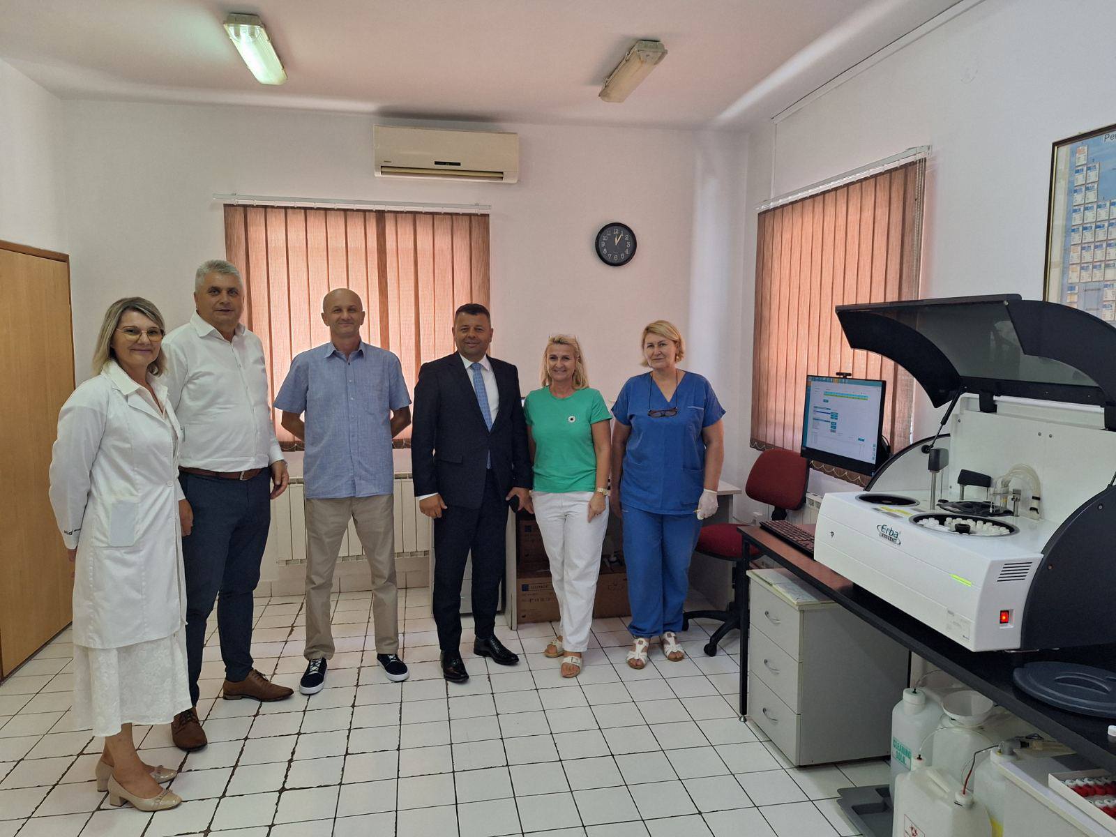 Dom zdravlja Sapna dobio novi biohemijski analizator, aparat uručio ministar Hurtić