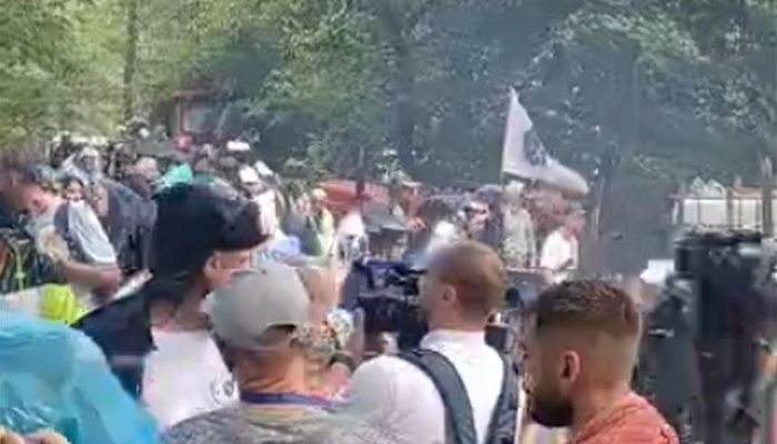 Stiglo nevrijeme: Kiša otežala učesnicima marširanje preko Križevačkih njiva u Zvorniku, dok je vjetar u Srebreniku  nosio sve pred sobom, u Brčkom led oštetio kuće