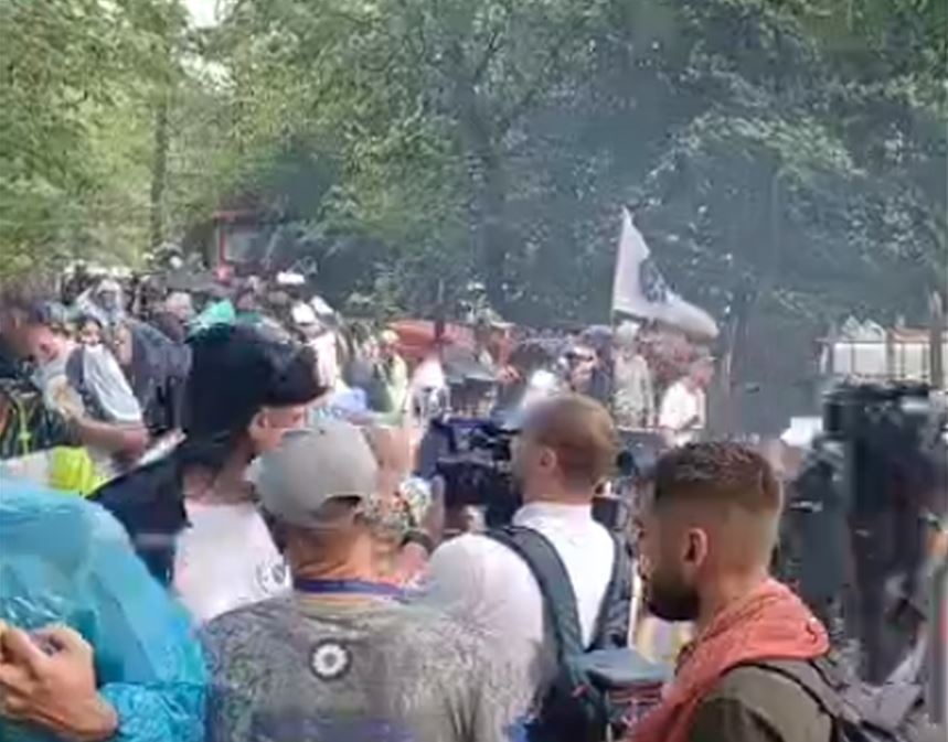 Stiglo nevrijeme: Kiša otežala učesnicima marširanje preko Križevačkih njiva u Zvorniku, dok je vjetar u Srebreniku nosio sve pred sobom, u Brčkom led oštetio kuće
