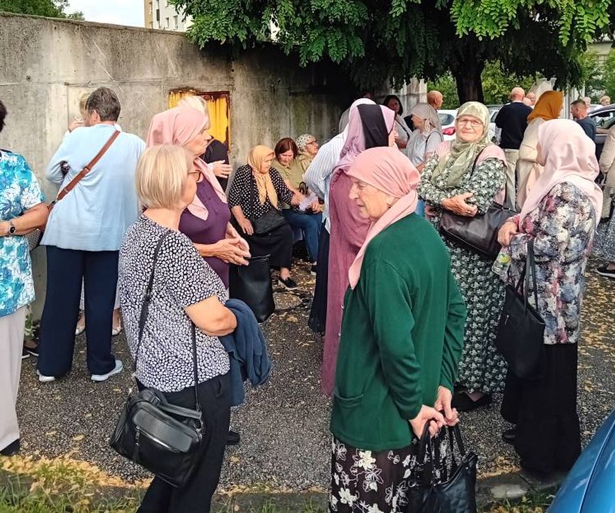 Porodice ubijenih organizovano putovale na suđenje za ratni zločin počinjen u Bijelom Potoku, svjedočila Fata Selimović kojoj su ubijena dva sina, Nura Delić kojoj su ubijeni sin, muž i 17 članova rodbine...