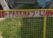 Neobična poruka na kapiji jedne kuće u Zvorniku: “Ne parkiraj, lupam” (VIDEO)