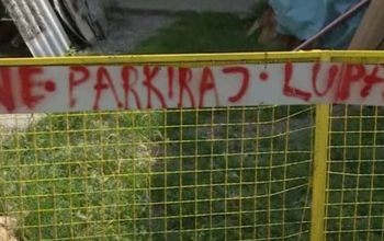 Neobična poruka na kapiji jedne kuće u Zvorniku: "Ne parkiraj, lupam" (VIDEO)