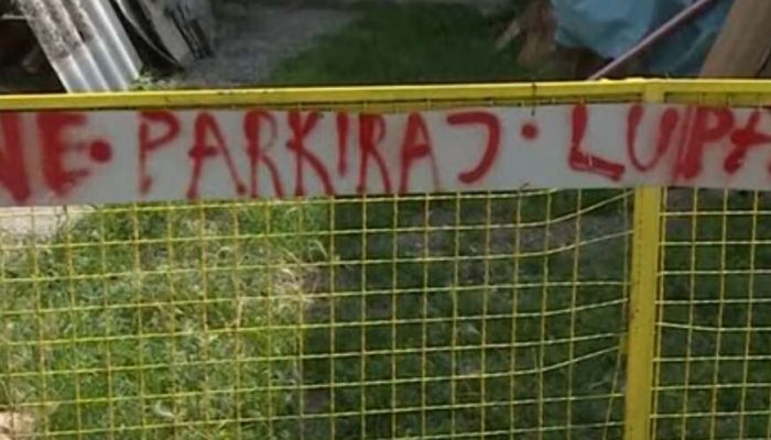 Neobična poruka na kapiji jedne kuće u Zvorniku: “Ne parkiraj, lupam” (VIDEO)