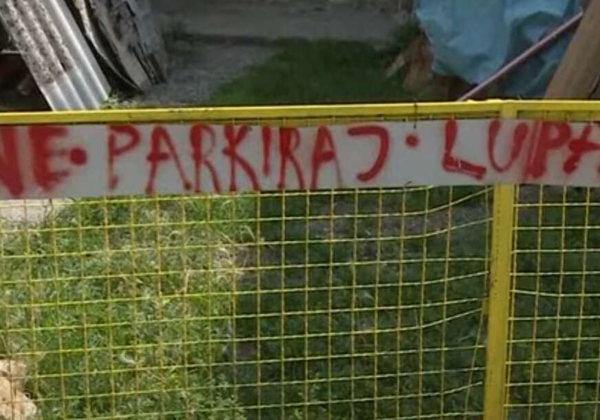 Neobična poruka na kapiji jedne kuće u Zvorniku: "Ne parkiraj, lupam" (VIDEO)