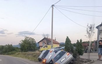 Dva automobila završila u kanalu pored magistralnog puta Zvornik-Bijeljina u mjestu Šepak (FOTO)