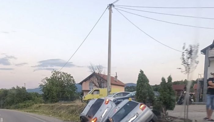 Dva automobila završila u kanalu pored magistralnog puta Zvornik-Bijeljina u mjestu Šepak (FOTO)