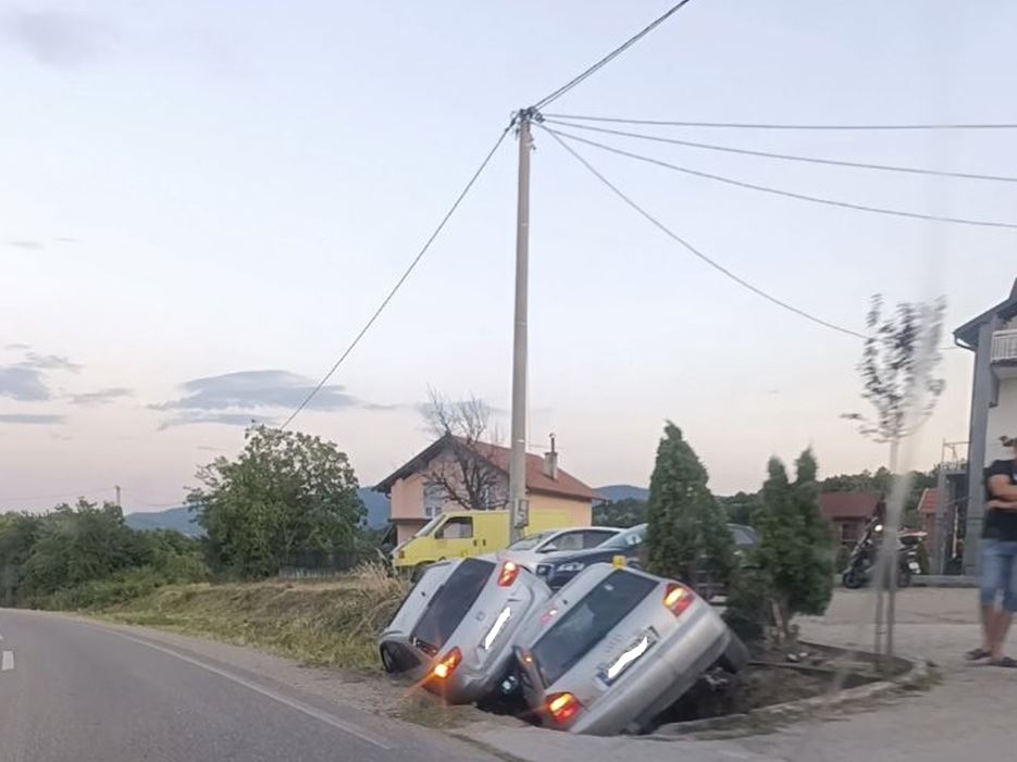 Dva automobila završila u kanalu pored magistralnog puta Zvornik-Bijeljina u mjestu Šepak (FOTO)