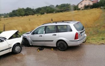 Dva lica završila u bijeljinskoj bolnici nakon jutrošnjeg sudara dva automobila (FOTO)