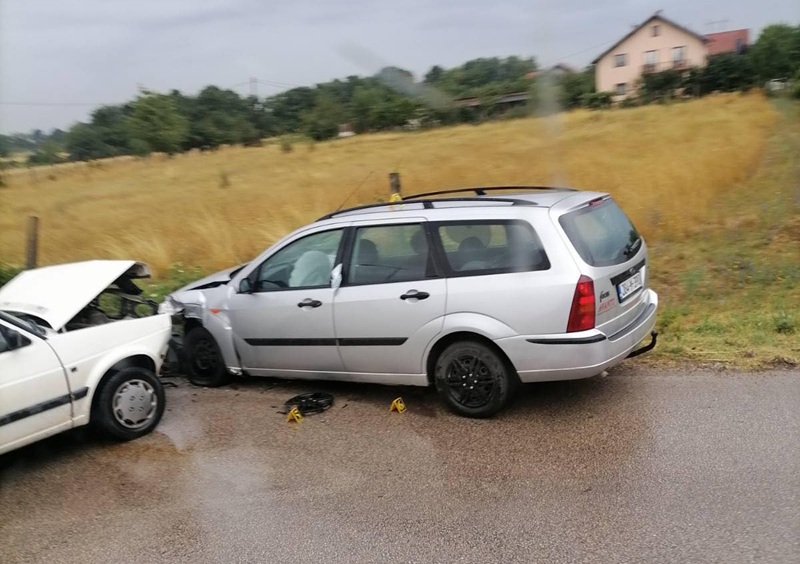 Dva lica završila u bijeljinskoj bolnici nakon jutrošnjeg sudara dva automobila (FOTO)